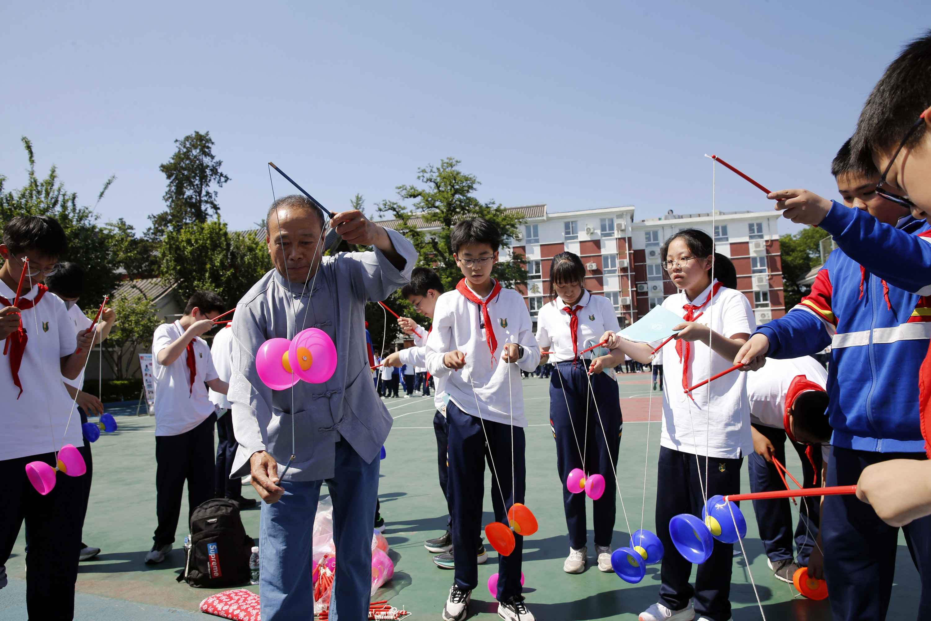 周良20250514-014中学生在民间艺人指导下体验非遗文化项目抖空竹.JPG