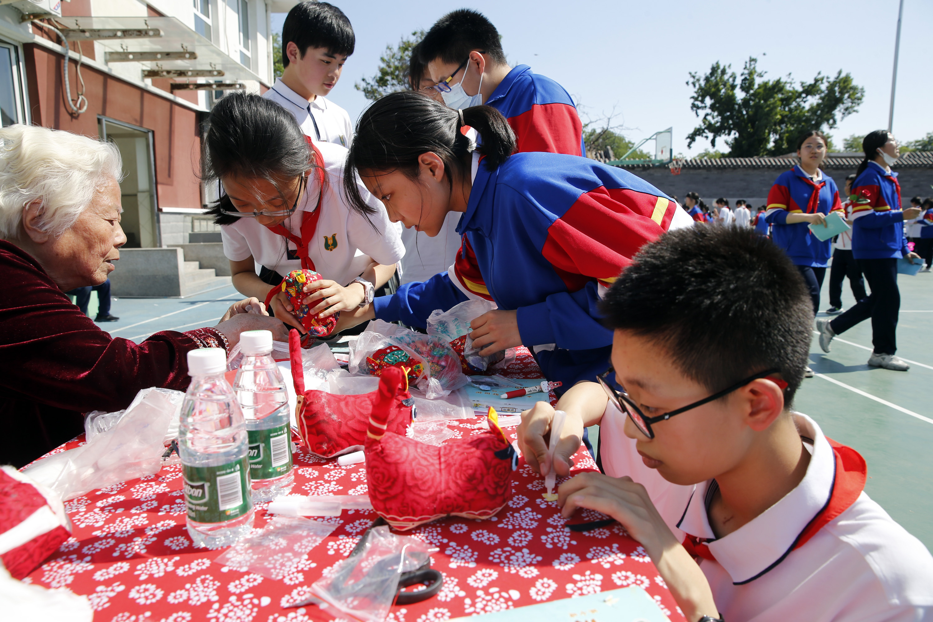 周良20250514-023中学生在民间艺人指导下体验非遗文化项目布老虎.JPG