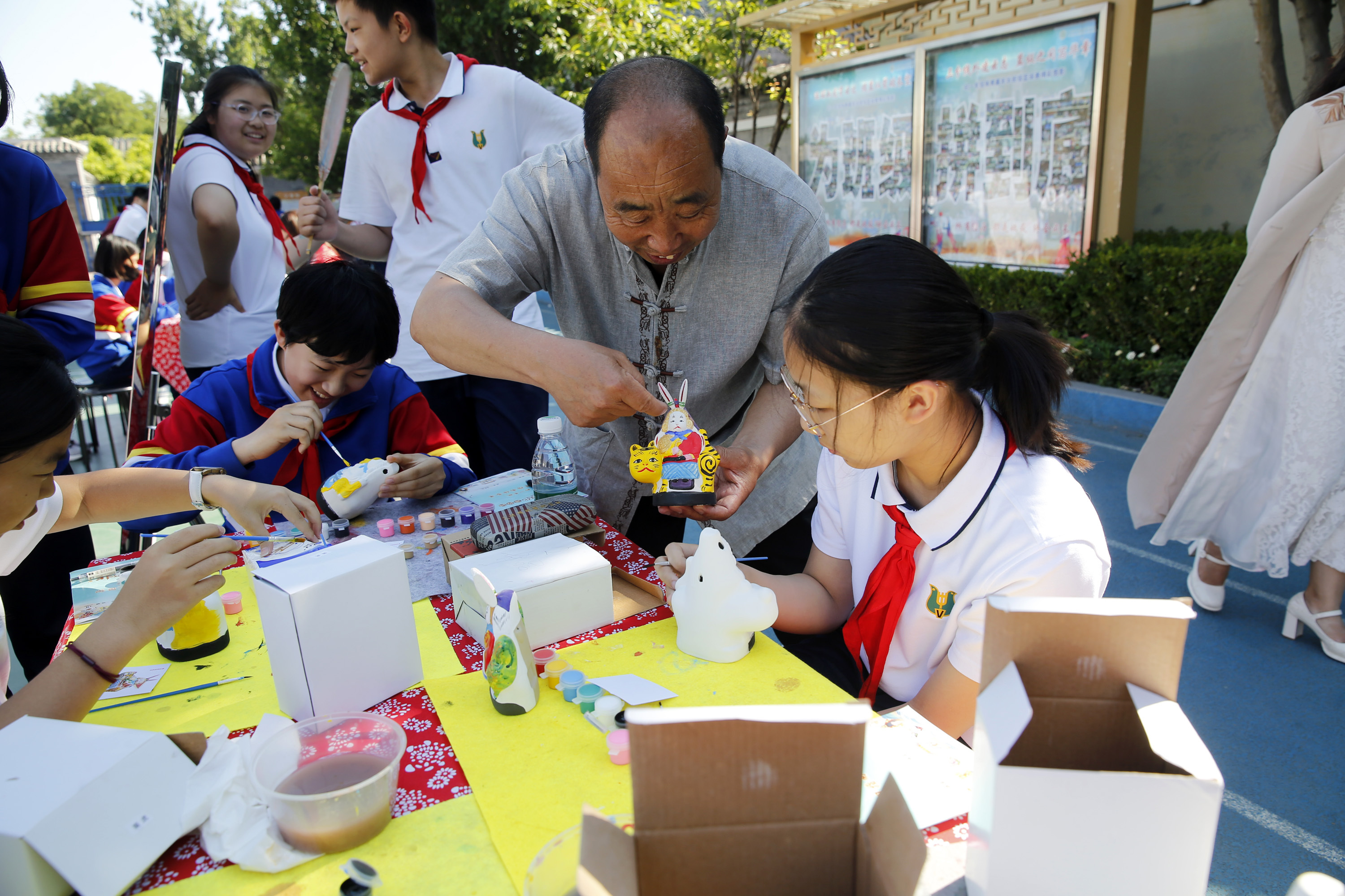 周良20250514-026中学生在民间艺人指导下体验非遗文化项目画兔爷.JPG