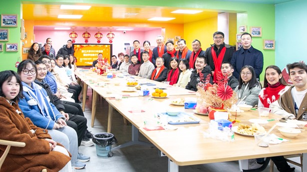 南京邮电大学金牌教练指导学生获16个数模“国一”奖