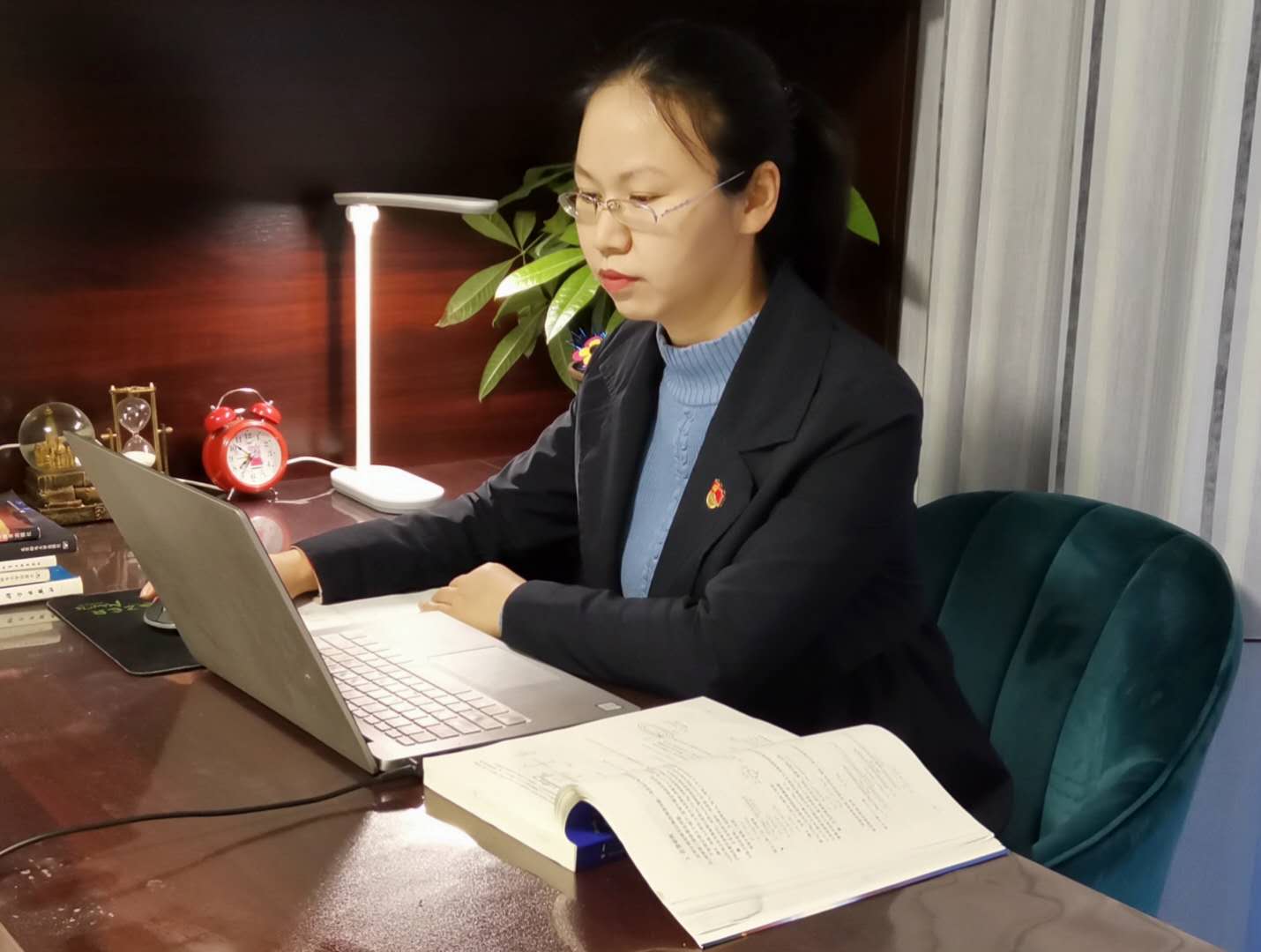 苏剑峰在给学生上网课.jpg