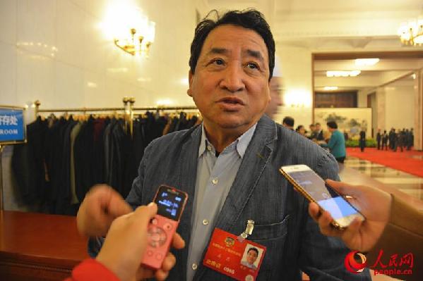 图为全国政协委员姜昆接受采访 （人民网记者赵敬菡 摄）