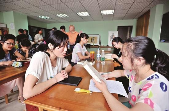 武汉一驾校招生出奇招 背诵国学经典学车免单