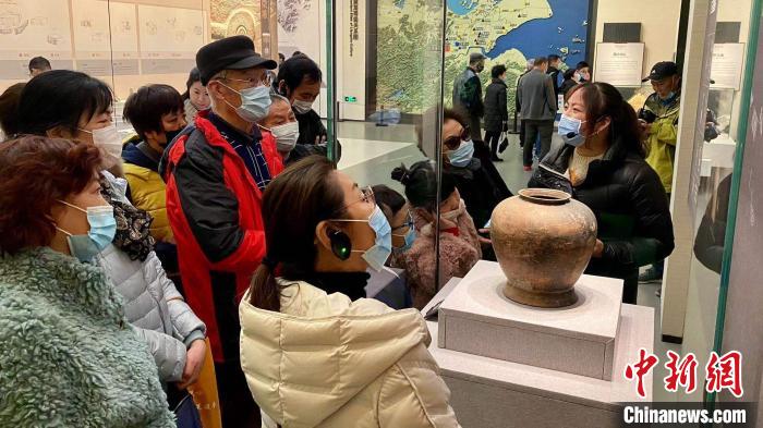 游人参观杭州良渚博物院。　钱晨菲 摄