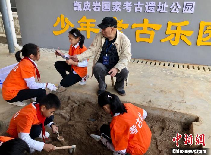 王仁湘研究员科普指导中小学生开展考古发掘