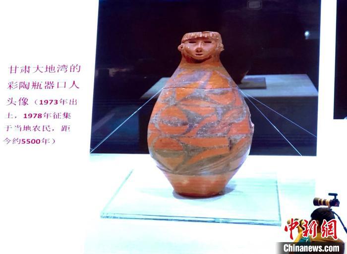 考古学家讲座时介绍精美彩陶器物