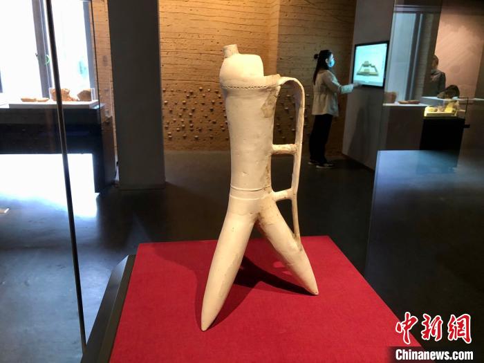 二里头出土白陶盉展示