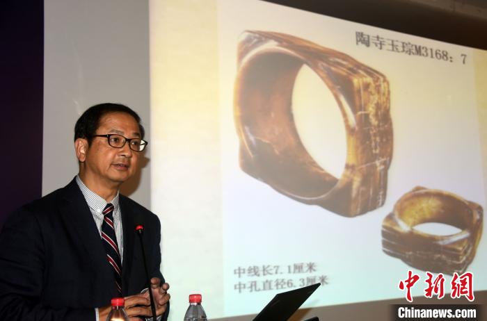 邓聪教授介绍陶寺遗址出土玉琮