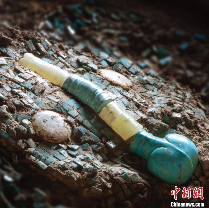 二里头绿松石龙出土时龙首部分。