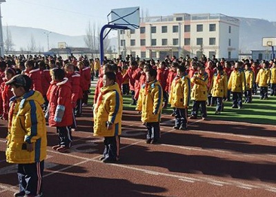 中国教育装备行业协会向甘肃捐爱心棉衣