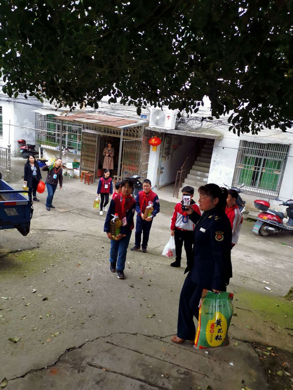 江西省武宁县第四小学同行爱心路,共创文明城