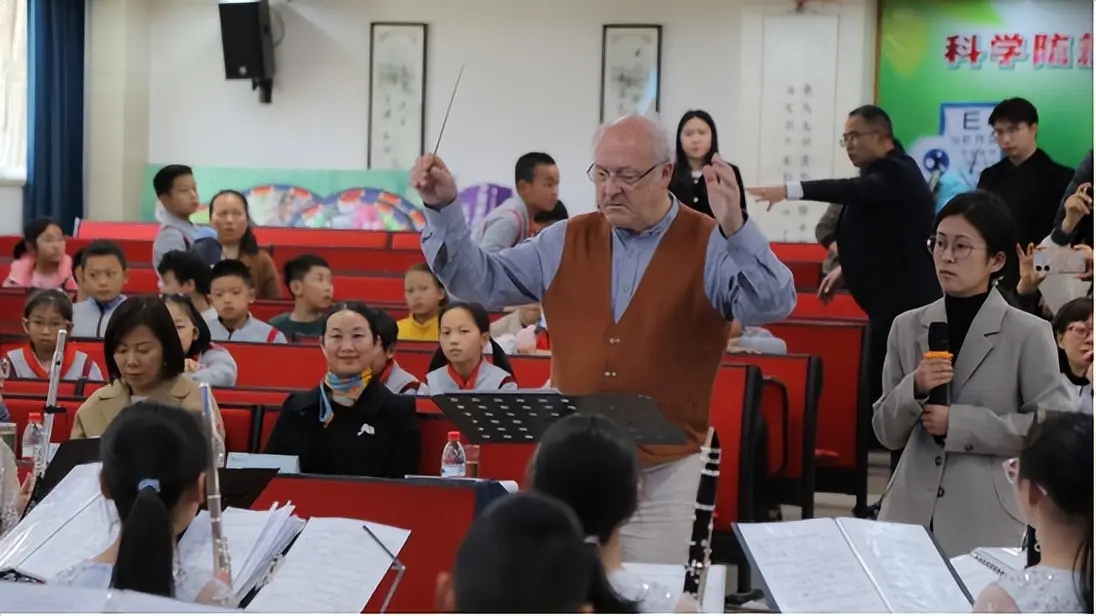 著名音乐大师莅临成都市龙江路小学分校指导管乐团课