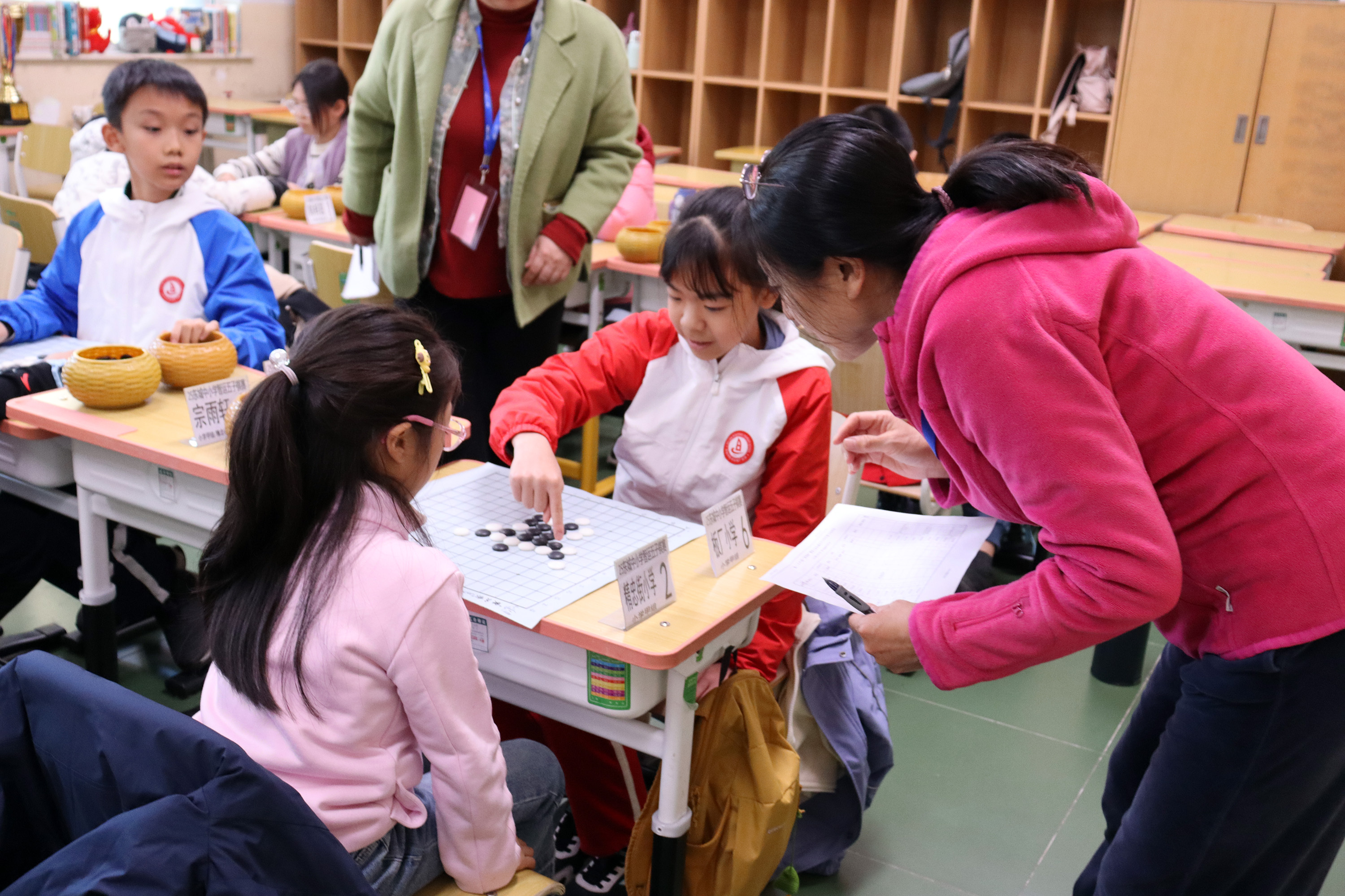 周良20251026-019小学生在进行五子棋比赛.jpg