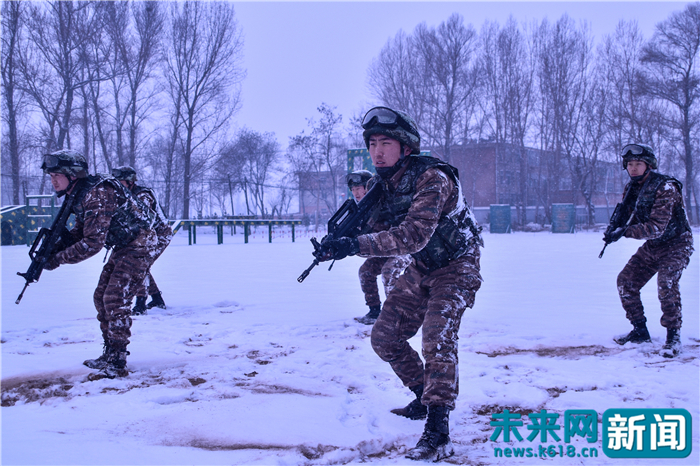 该支队特战官兵在雪中进行单兵战术动作训练.