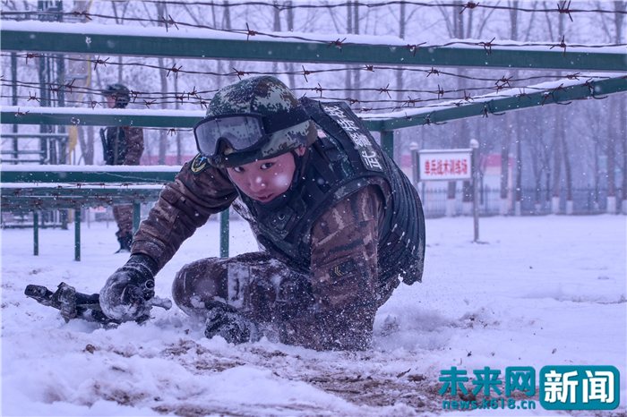 该支队特战官兵在雪中进行单兵战术动作训练.