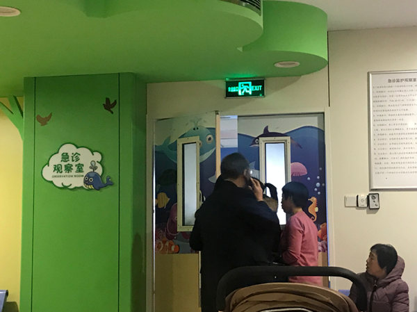 首都医科大学附属北京儿童医院急诊中心二楼急诊观察室 未来网记者