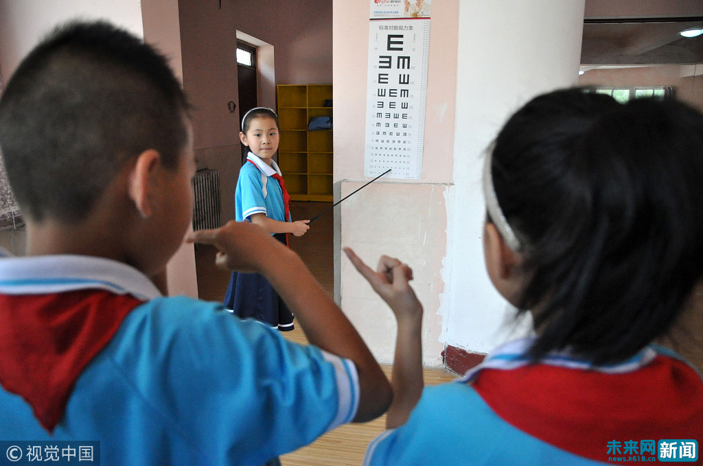 小学生们检查视力.图片来源于视觉中国