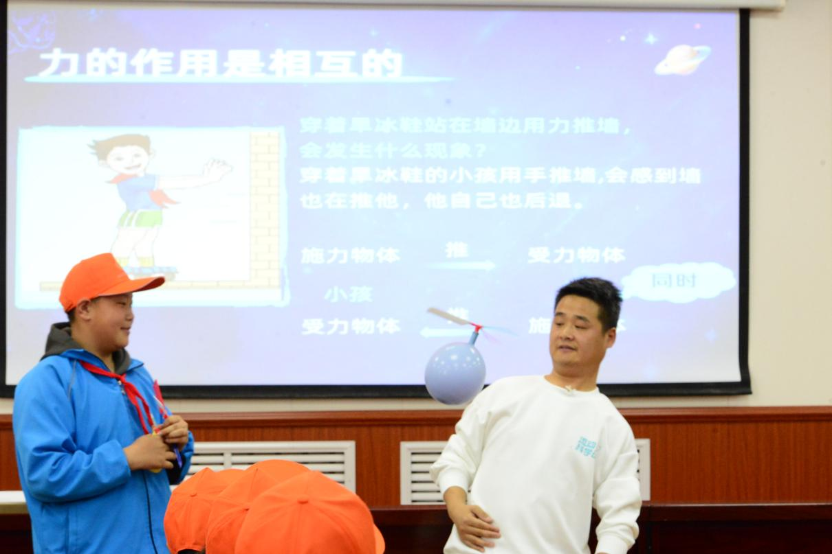 抖音“流动科学课”致敬中国航天日，乡村老师带上千名学生发射“水火箭”