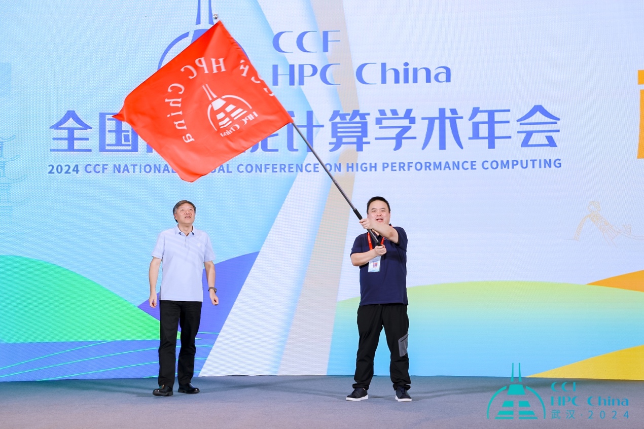 图片包含 站, 标志, 伞, 男人描述已自动生成