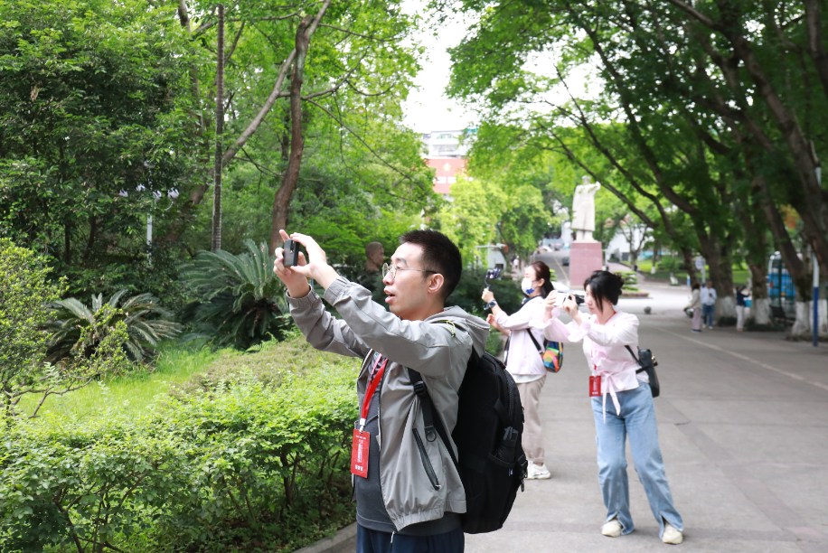 在重庆大学读书是一种怎样的体验？全国40余家主流网络媒体记者告诉你！