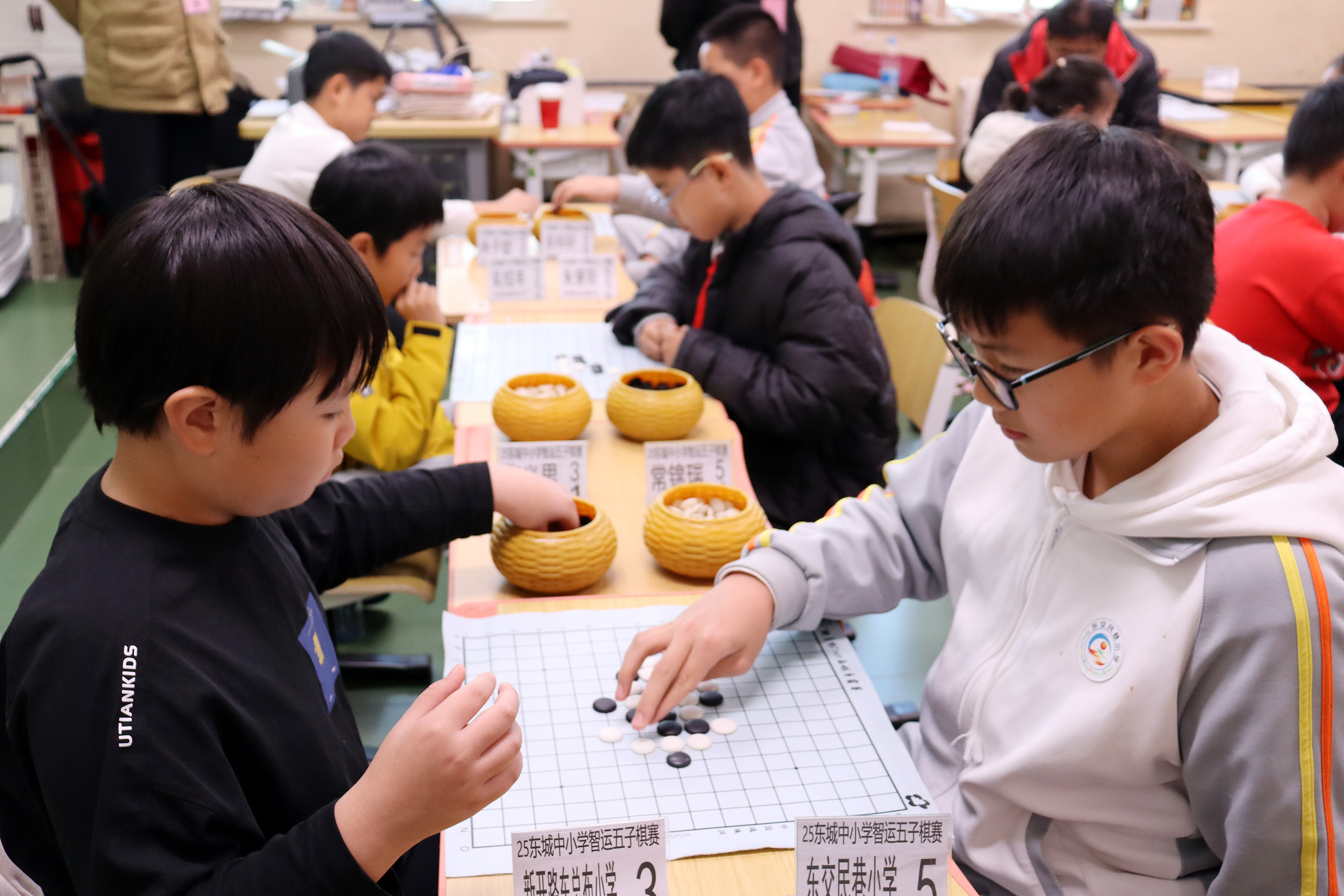 周良20251026-018小学生在进行五子棋比赛.jpg