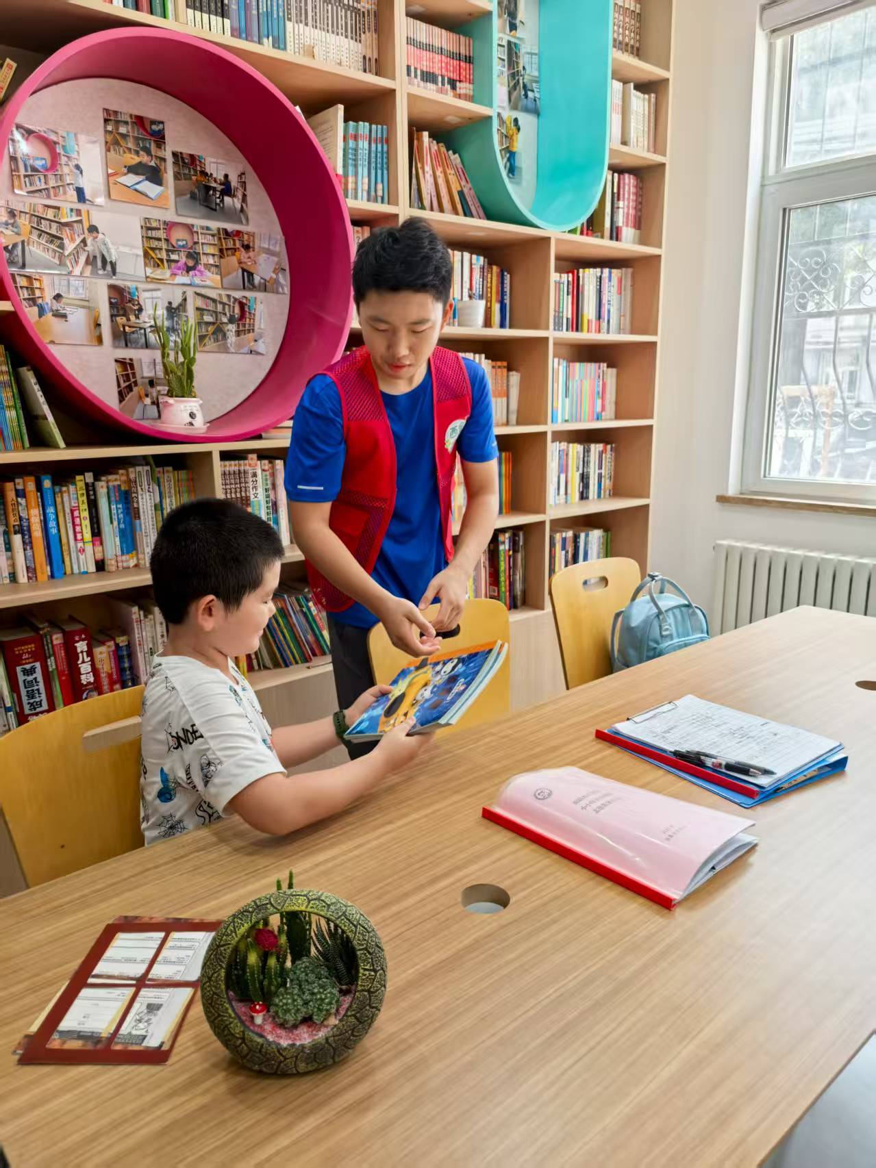国门少年们化身小小图书管理员,为社区书房的小读者服务.jpg