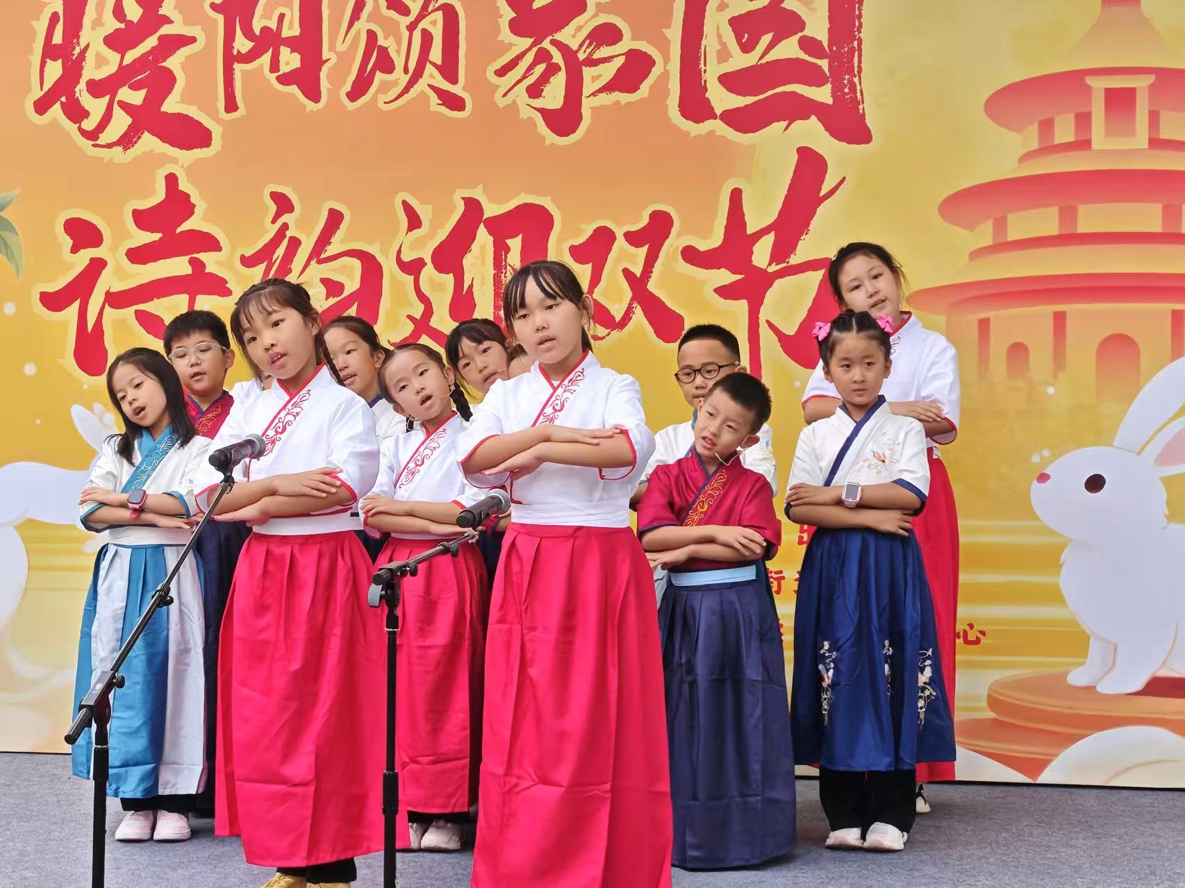 机场街道童声诗歌朗诵团积极参与文体活动,在中秋诗会上以清澈纯净的童声深情朗诵,稚嫩的嗓音中饱含对祖国的祝福与对传统文化的热爱.jpg
