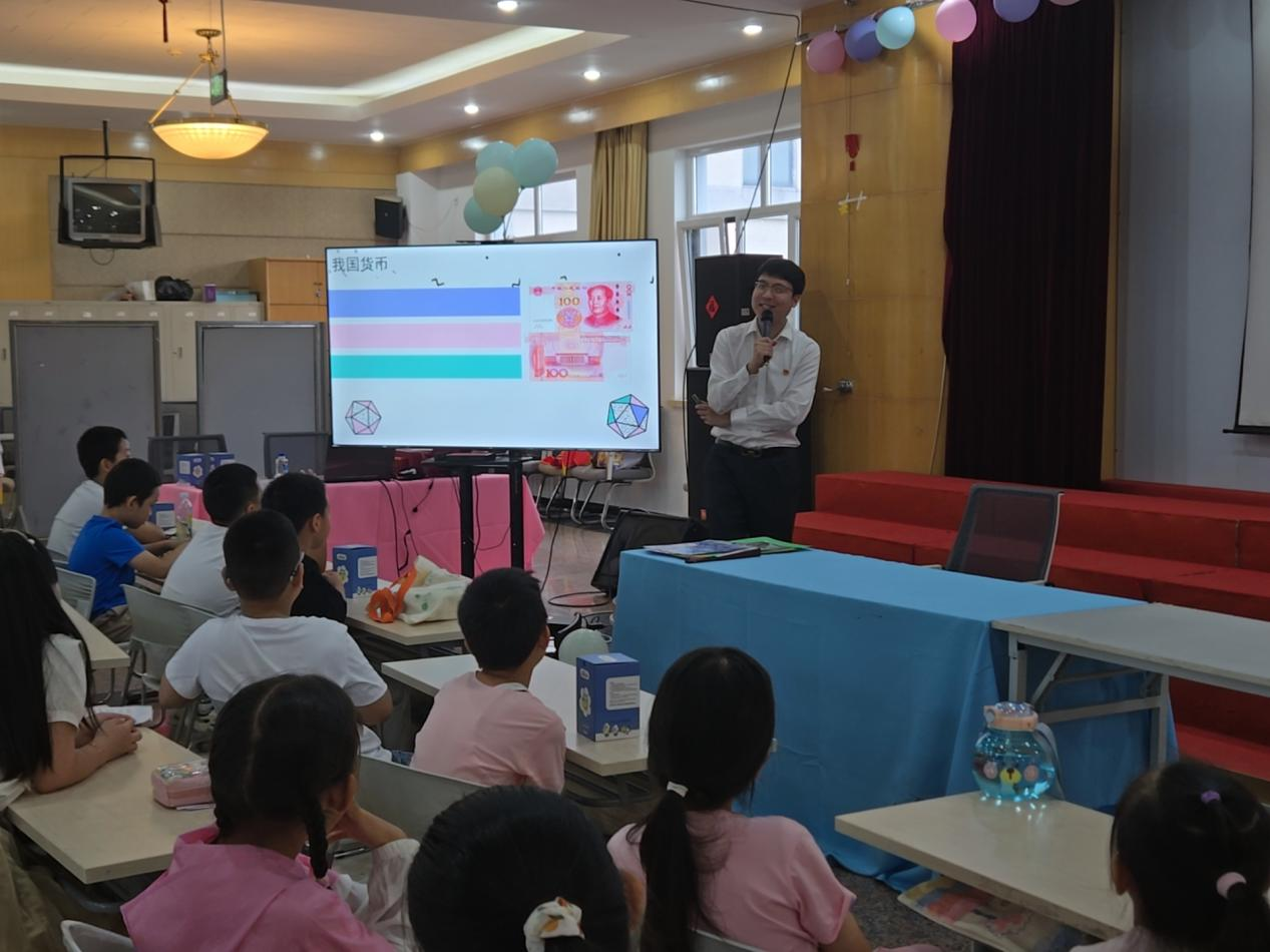 中国工商银行北京首都机场支行打造 “货币知识小课堂”,用生动有趣的形式带领孩子们走进人民币的 “世界”,让金融知识在互动中扎根.jpg