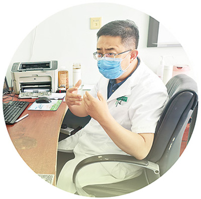 崔永华在出门诊。本报记者 杨彦帆摄