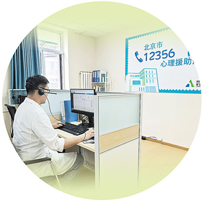 徐高阳在接热线电话。本报记者 申少铁摄