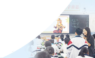 易莉萍(右一)在心理健康课上与学生互动。欧 欢摄