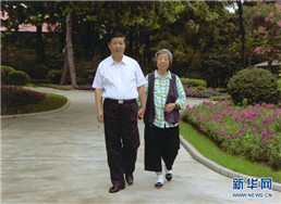 习近平和母亲.jpg