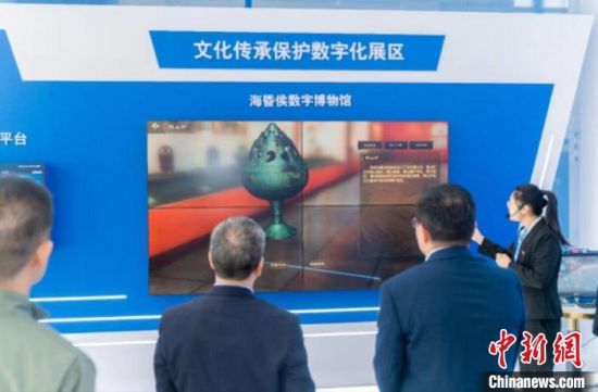 图为与会人员参观中国电信助力文化数字化高质量发展主题展会。　主办方供图