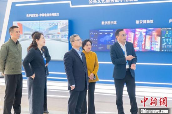 图为与会人员参观中国电信助力文化数字化高质量发展主题展会。　主办方供图2