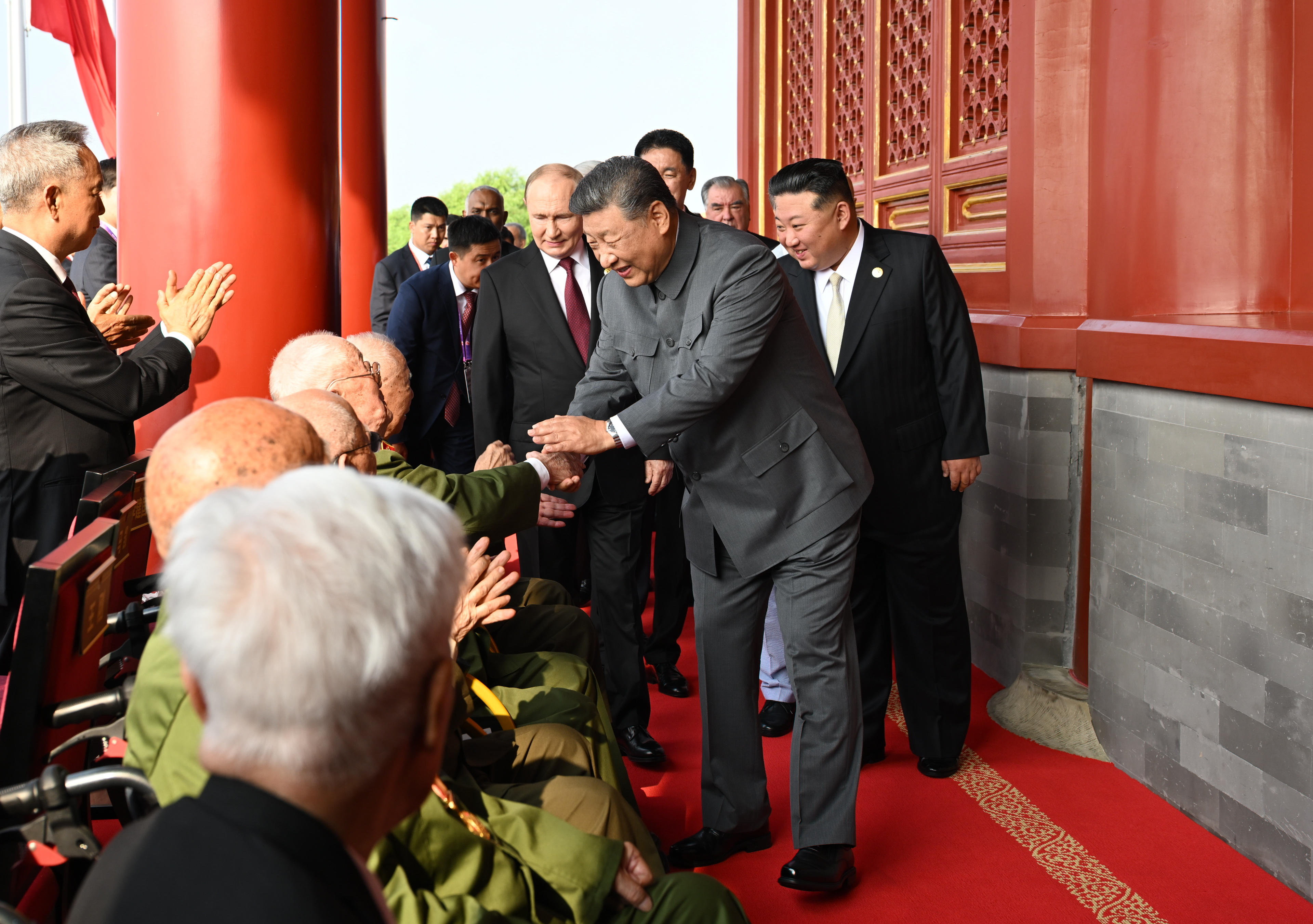 微镜头·习近平总书记同抗战老战士老同志亲切握手