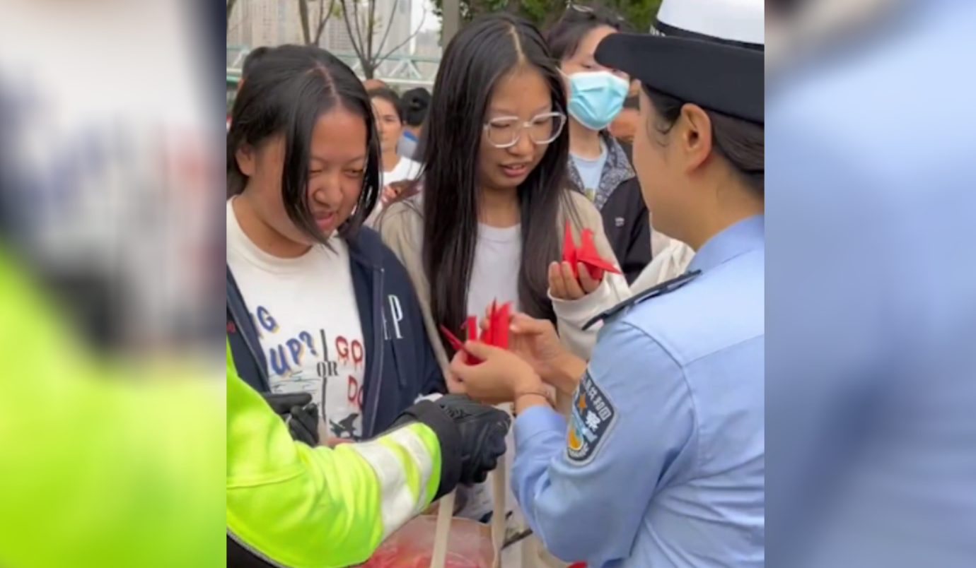 【民警在考点门口为考生们送上提前叠好的千纸鹤 预祝他们考试顺利】.png