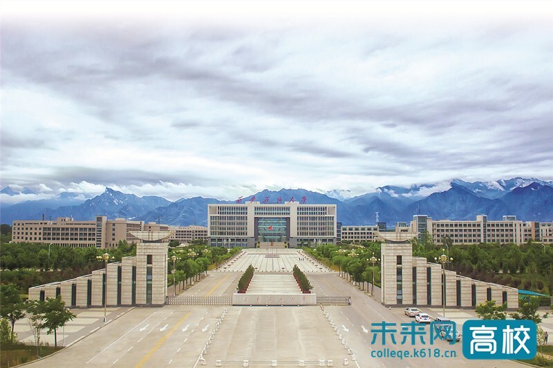 西安石油大学校门.jpg