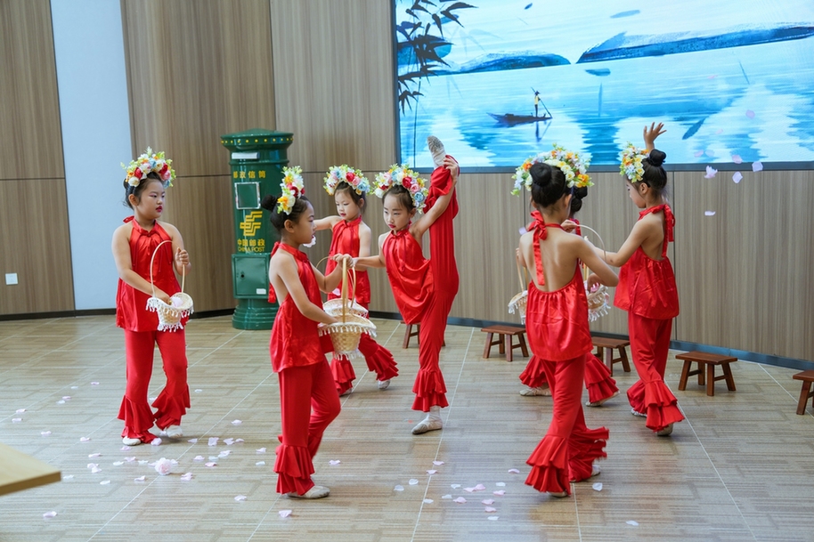“盛夏逐光 毕业向新”延庆区首发毕业季彩戳纪念封发布活动举办