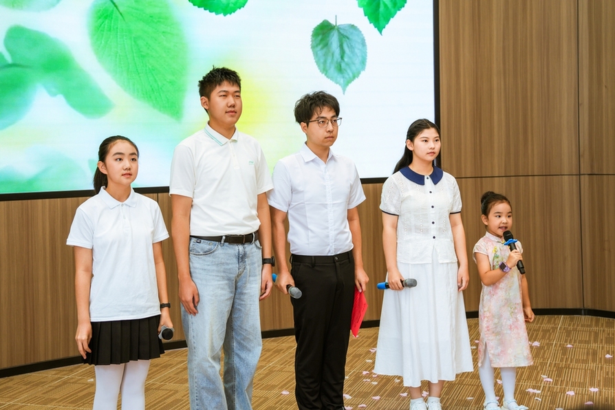 “盛夏逐光 毕业向新”延庆区首发毕业季彩戳纪念封发布活动举办