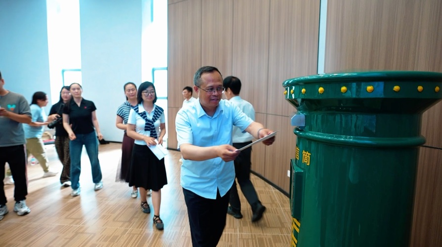“盛夏逐光 毕业向新”延庆区首发毕业季彩戳纪念封发布活动举办