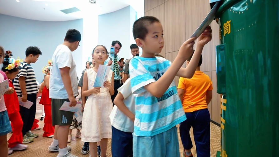 “盛夏逐光 毕业向新”延庆区首发毕业季彩戳纪念封发布活动举办