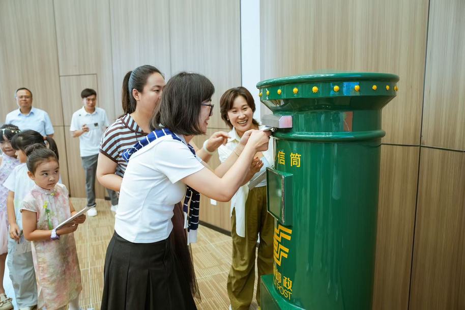 “盛夏逐光 毕业向新”延庆区首发毕业季彩戳纪念封发布活动举办