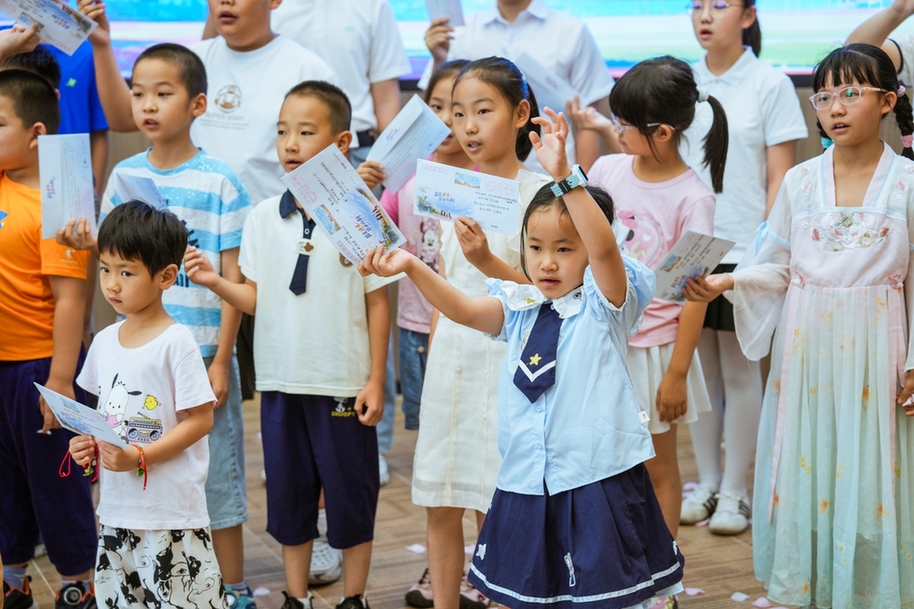“盛夏逐光 毕业向新”延庆区首发毕业季彩戳纪念封发布活动举办
