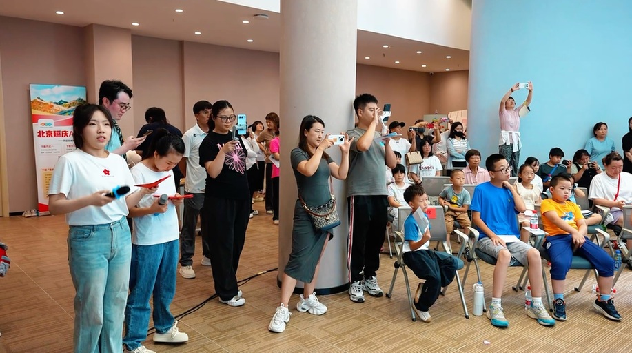 “盛夏逐光 毕业向新”延庆区首发毕业季彩戳纪念封发布活动举办