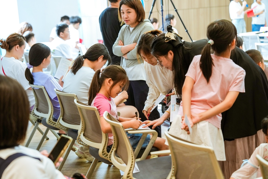 “盛夏逐光 毕业向新”延庆区首发毕业季彩戳纪念封发布活动举办