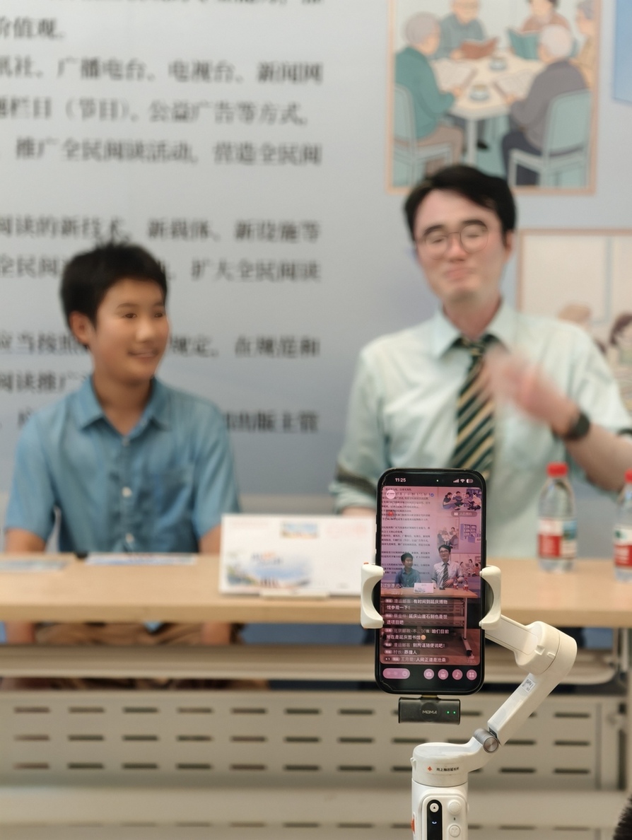 “盛夏逐光 毕业向新”延庆区首发毕业季彩戳纪念封发布活动举办