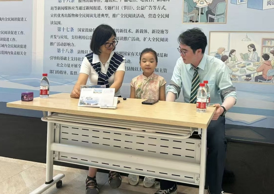 “盛夏逐光 毕业向新”延庆区首发毕业季彩戳纪念封发布活动举办