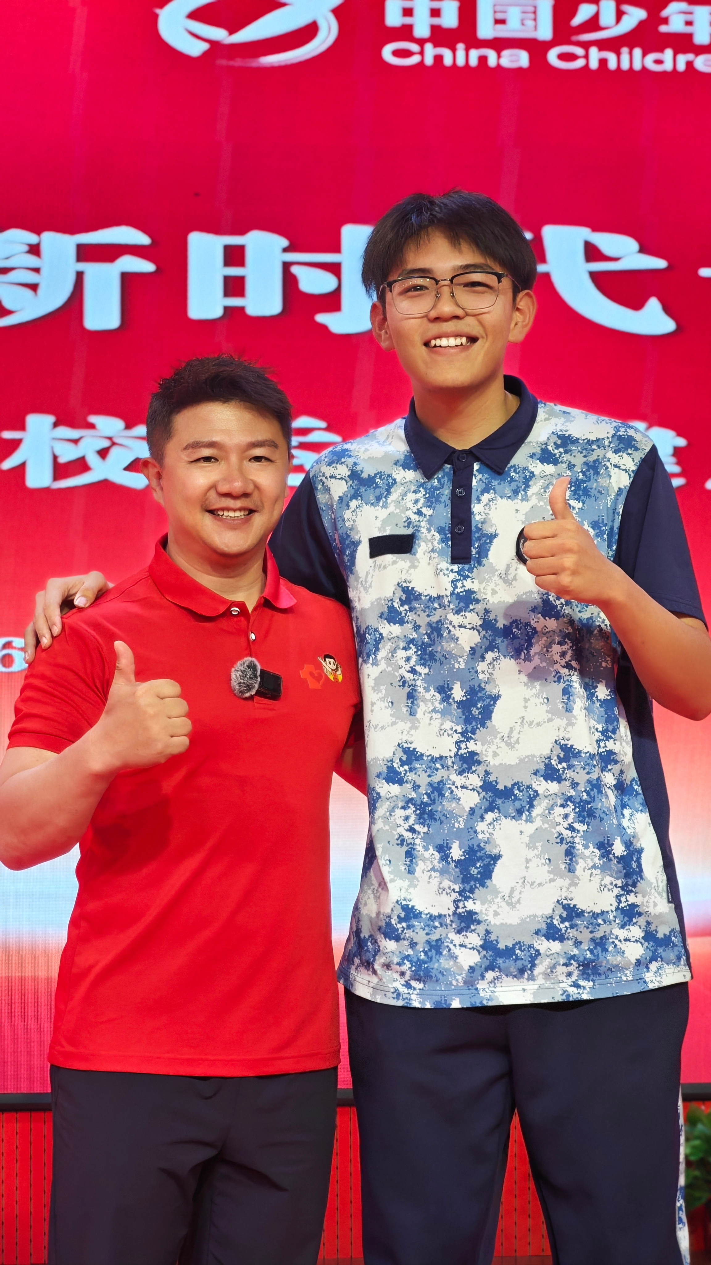 提问并合影1.jpg