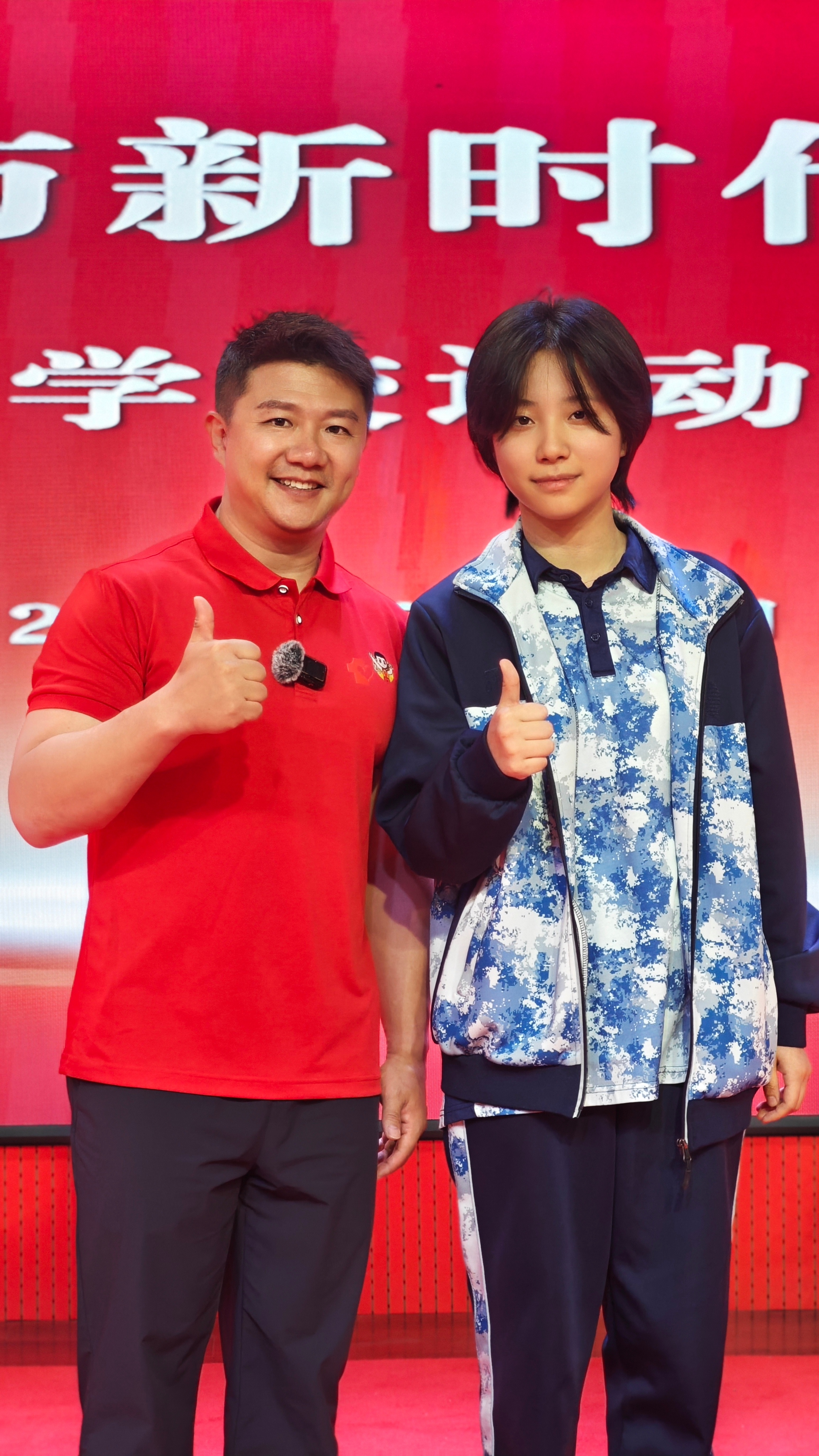 提问并合影2.jpg
