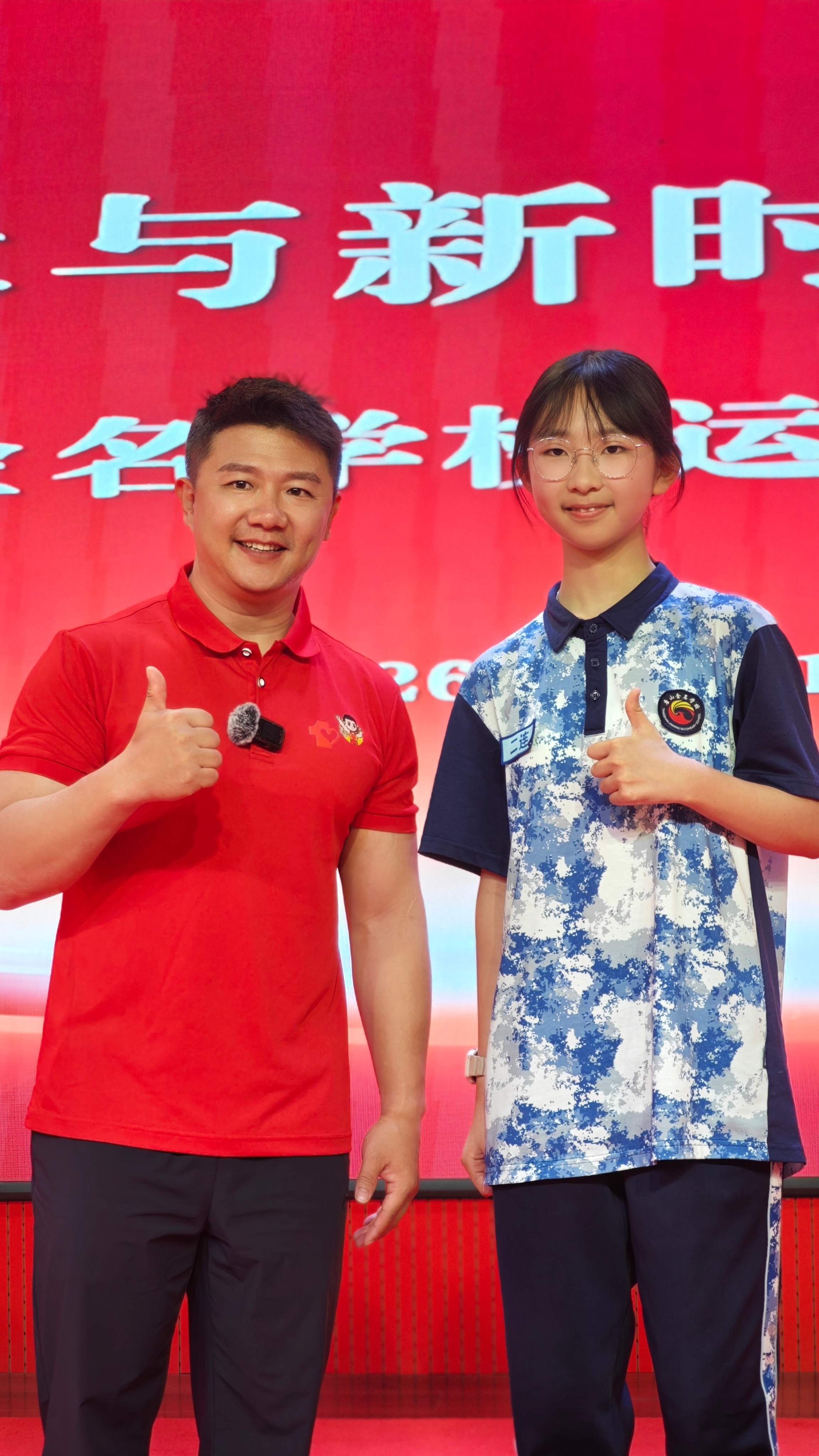 提问并合影3.jpg